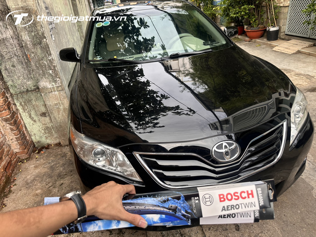 Lắp đặt gạt mưa ô tô cho xe Camry